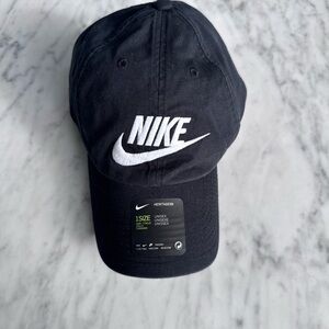 Nike Heritage Black and White Cap